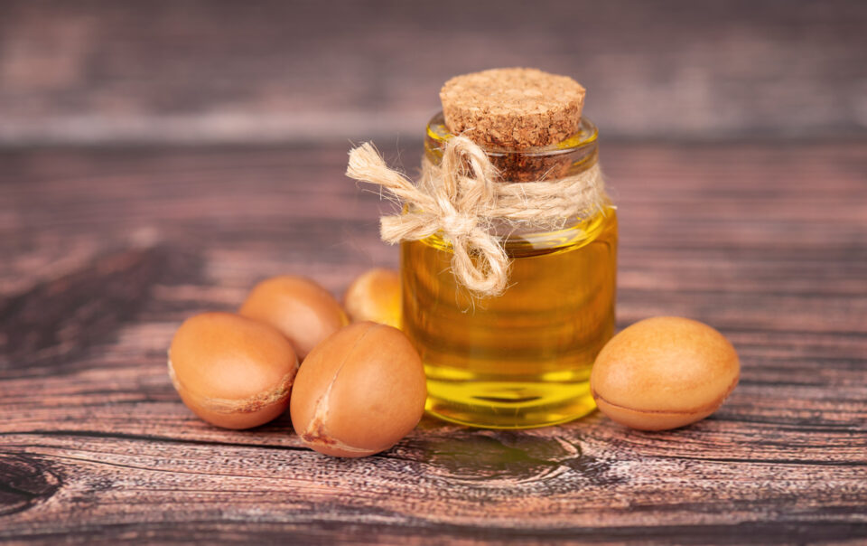 argan-oil:-spilling-the-benefits-and-uses:-healthifyme