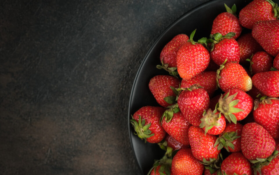 strawberries:-nutritional-profile,-health-benefits-healthifyme